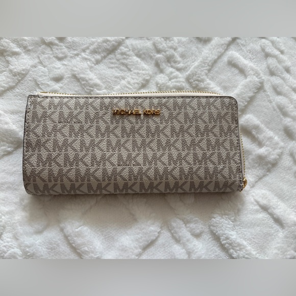 Michael Kors jet set travel large logo quarter zip vanilla wallet - Picture 2 of 6